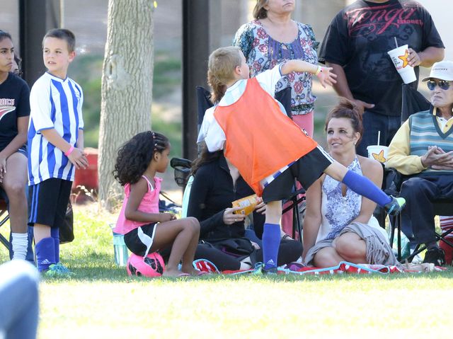 Co tak bawi Britney Spears? (FOTO)