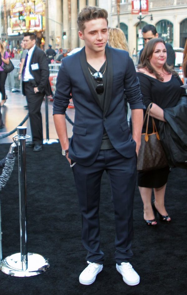 Który przystojniak nosi skarpety do klapek? (FOTO)