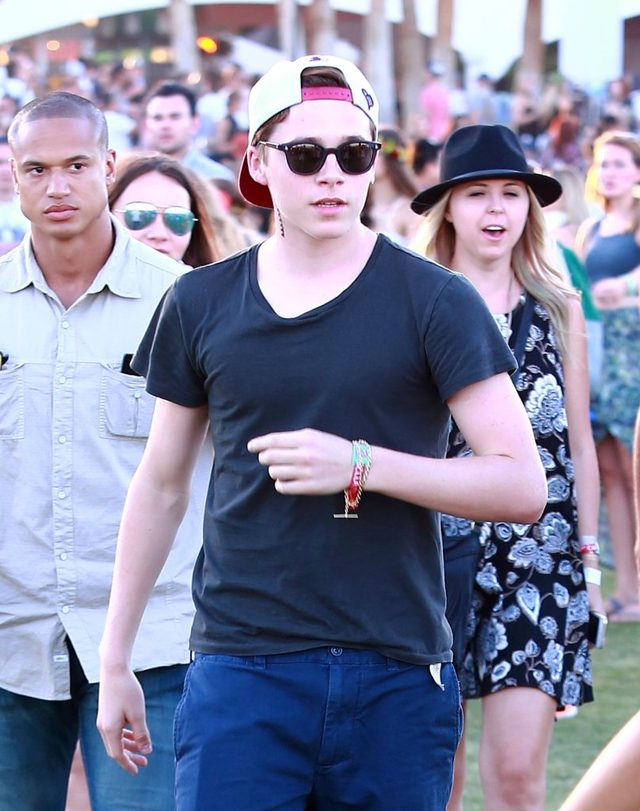Brooklyn Beckham odsypia imprezę (FOTO)