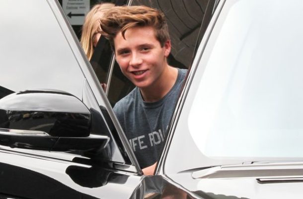 Brooklyn Beckham uczy jak robić grzankę z serem, mając dziurę w kroczu [wideo]