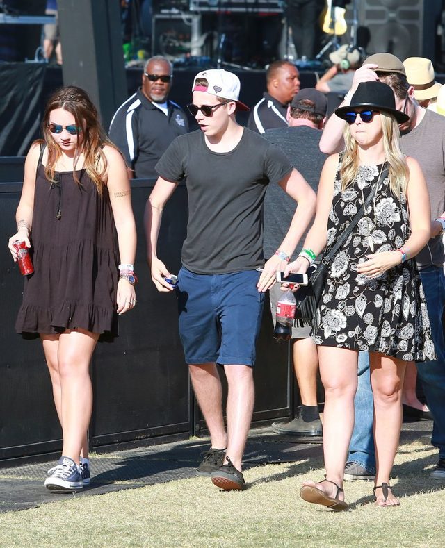 Brooklyn Beckham odsypia imprezę (FOTO)