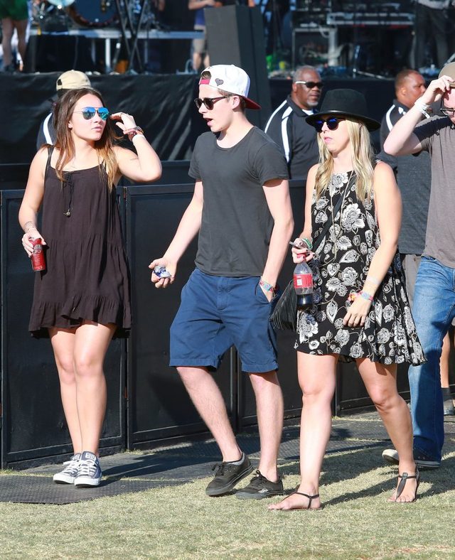 Brooklyn Beckham odsypia imprezę (FOTO)