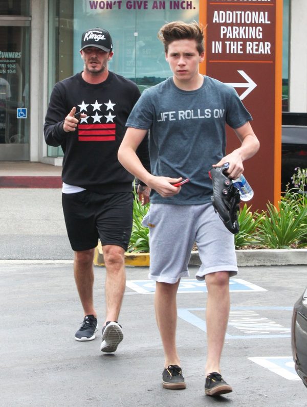 Który przystojniak nosi skarpety do klapek? (FOTO)