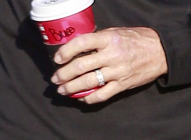 Dzień po rozwodzie Bruce Jenner... założył obrączkę