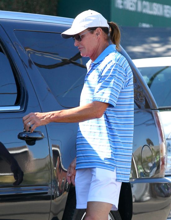 Bruce Jenner maluje paznokcie na fioletowo