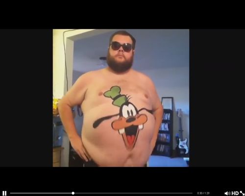 Zobaczcie, co wyprawia ten mężczyzna! A raczej jego brzuch! 