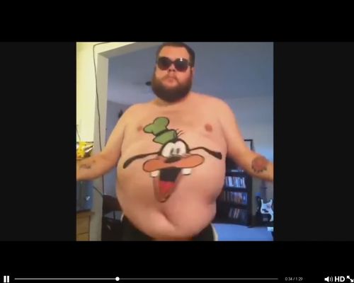 Zobaczcie, co wyprawia ten mężczyzna! A raczej jego brzuch! 