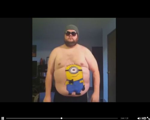 Zobaczcie, co wyprawia ten mężczyzna! A raczej jego brzuch! 