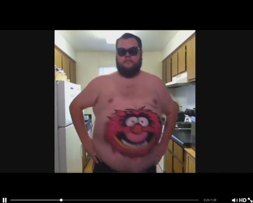 Zobaczcie, co wyprawia ten mężczyzna! A raczej jego brzuch! 