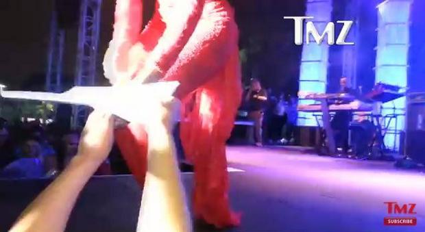 Ciara dostała pozew sądowy na scenie! (VIDEO)