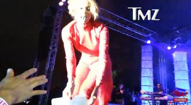 Ciara dostała pozew sądowy na scenie! (VIDEO)