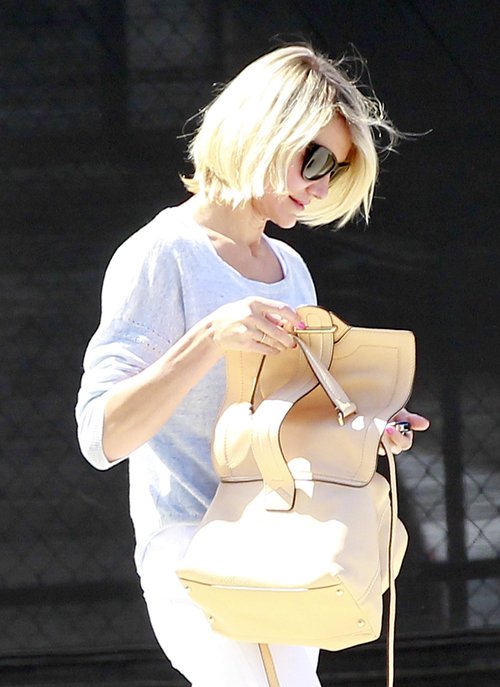 Cameron Diaz wypina pupę na okładce (FOTO)