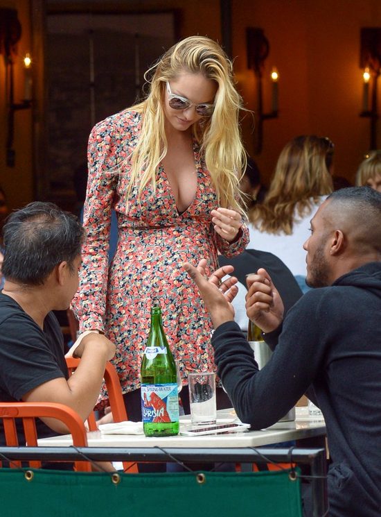 Candice Swanepoel wygląda pięknie z ciążowym brzuchem (FOTO)