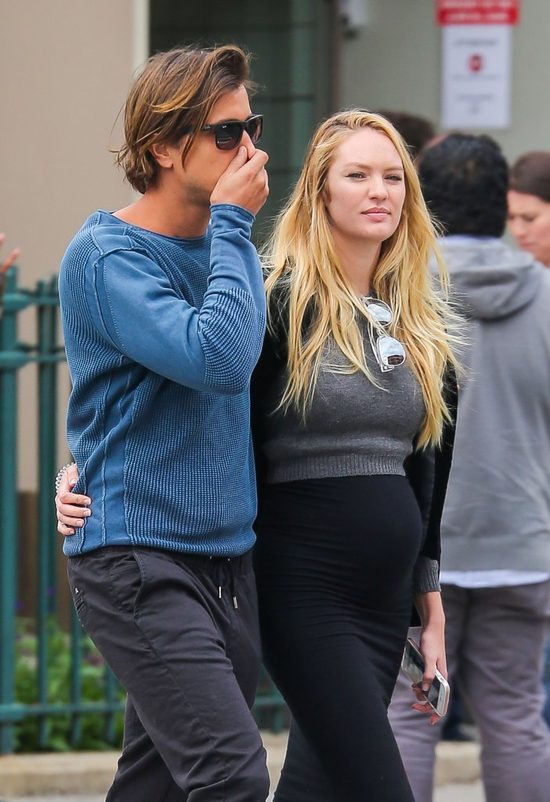 Candice Swanepoel z nagim ciążowym brzuchem na ulicy