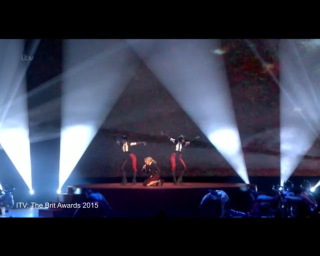 Madonna SPADŁA ZE SCHODÓW w czasie występu na Brit Awards! 