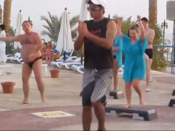 Ten facet wymiata! Ma brzuszek i grację baletnicy [VIDE