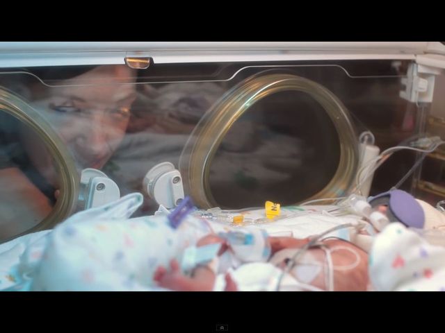 Wzruszająca historia wcześniaka podbija internet [VIDEO]