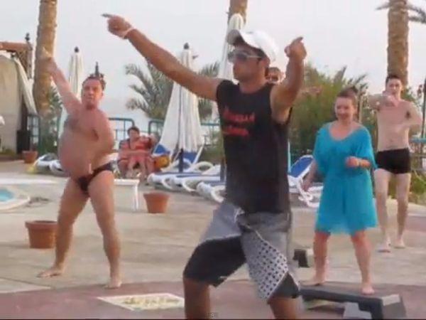 Ten facet wymiata! Ma brzuszek i grację baletnicy [VIDE