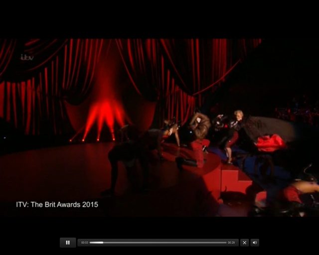 Madonna SPADŁA ZE SCHODÓW w czasie występu na Brit Awards! 