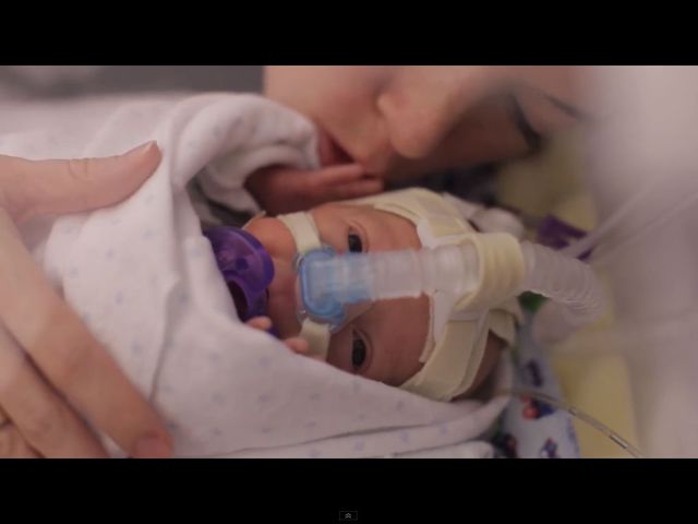 Wzruszająca historia wcześniaka podbija internet [VIDEO]