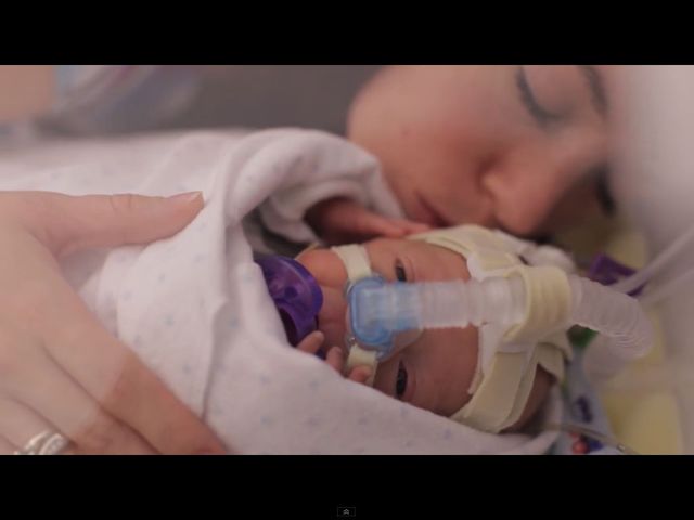 Wzruszająca historia wcześniaka podbija internet [VIDEO]