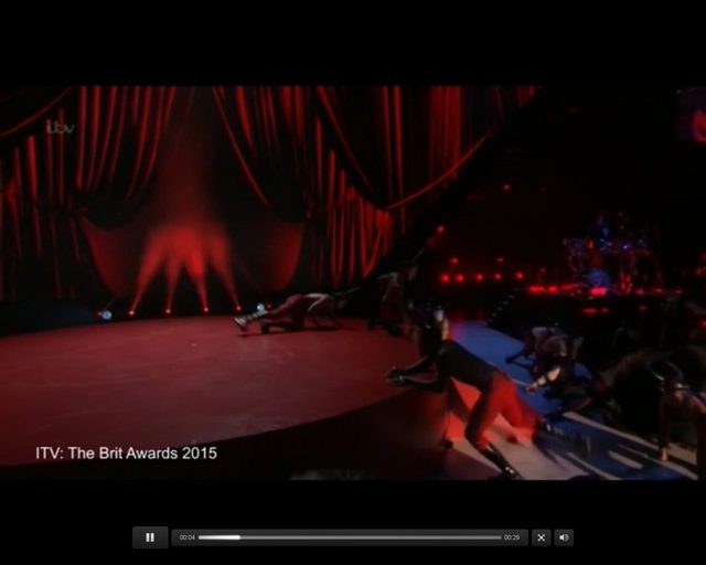 Madonna SPADŁA ZE SCHODÓW w czasie występu na Brit Awards! 