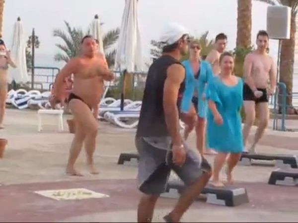 Ten facet wymiata! Ma brzuszek i grację baletnicy [VIDE