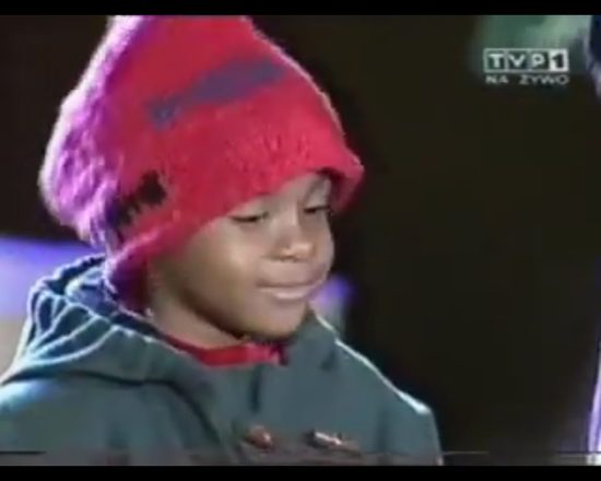 5-letnia Bobbi Kristina z mamą na scenie w Sopocie [VIDEO]