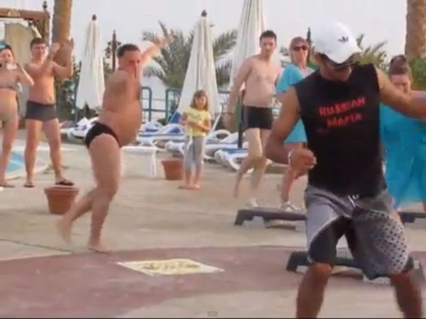 Ten facet wymiata! Ma brzuszek i grację baletnicy [VIDE