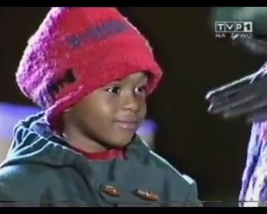 5-letnia Bobbi Kristina z mamą na scenie w Sopocie [VIDEO]