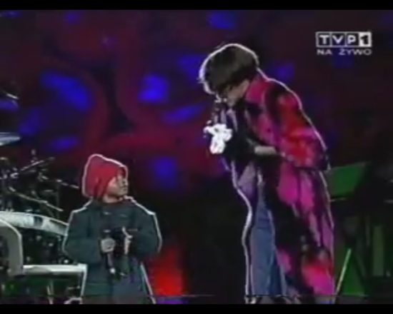 5-letnia Bobbi Kristina z mamą na scenie w Sopocie [VIDEO]