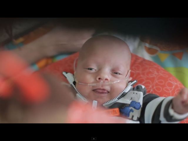 Wzruszająca historia wcześniaka podbija internet [VIDEO]