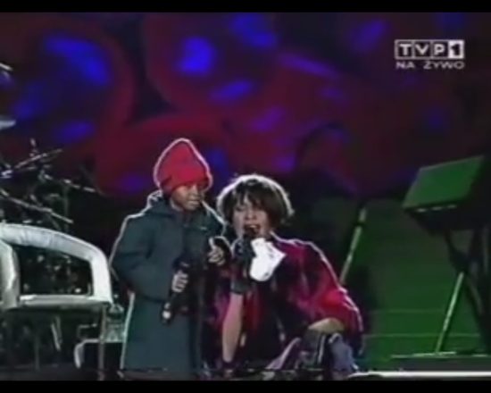 5-letnia Bobbi Kristina z mamą na scenie w Sopocie [VIDEO]