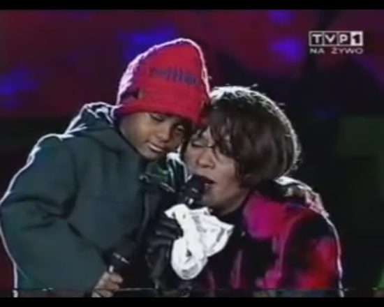 5-letnia Bobbi Kristina z mamą na scenie w Sopocie [VIDEO]