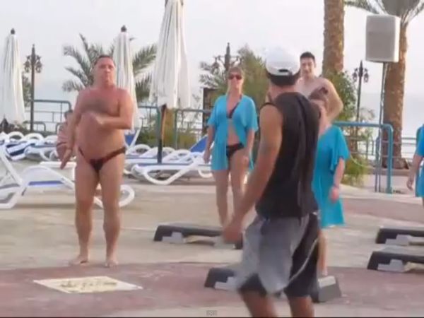 Ten facet wymiata! Ma brzuszek i grację baletnicy [VIDE