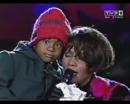 5-letnia Bobbi Kristina z mamą na scenie w Sopocie [VIDEO]