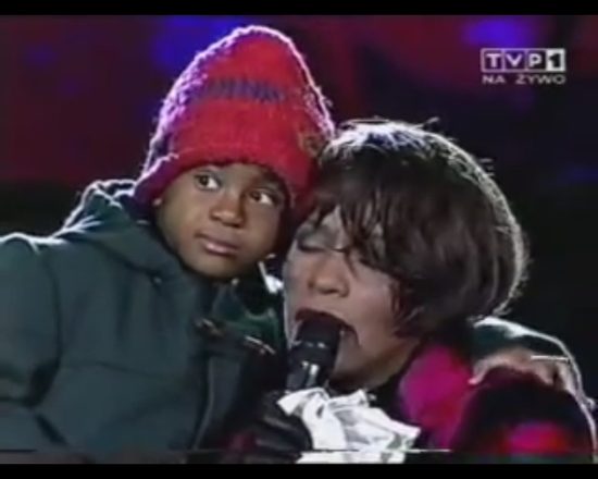 5-letnia Bobbi Kristina z mamą na scenie w Sopocie [VIDEO]