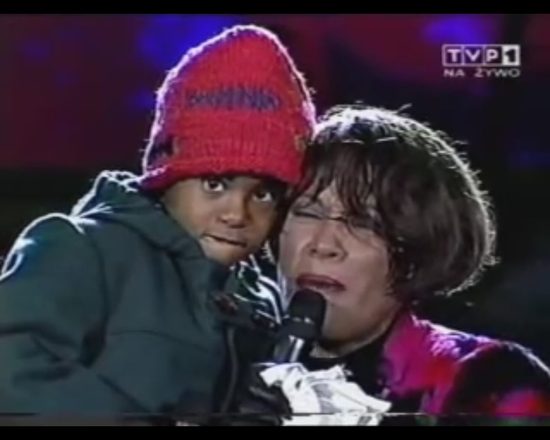 5-letnia Bobbi Kristina z mamą na scenie w Sopocie [VIDEO]