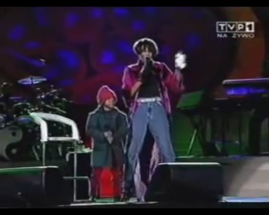 5-letnia Bobbi Kristina z mamą na scenie w Sopocie [VIDEO]