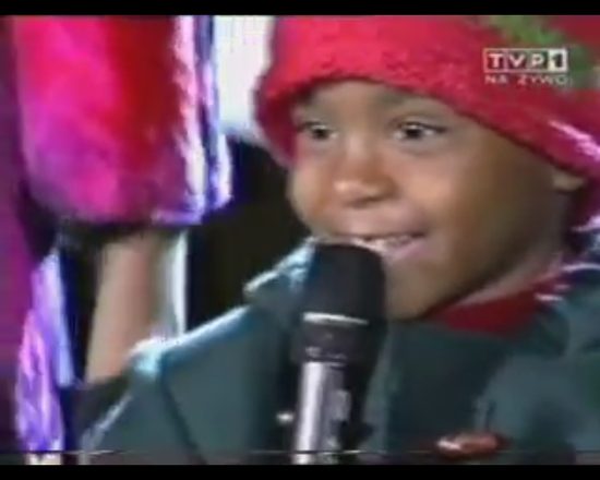 5-letnia Bobbi Kristina z mamą na scenie w Sopocie [VIDEO]