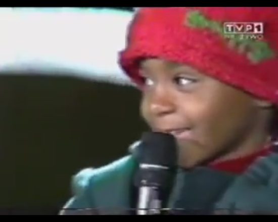 5-letnia Bobbi Kristina z mamą na scenie w Sopocie [VIDEO]