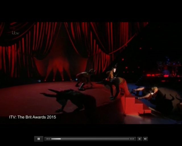 Madonna SPADŁA ZE SCHODÓW w czasie występu na Brit Awards! 