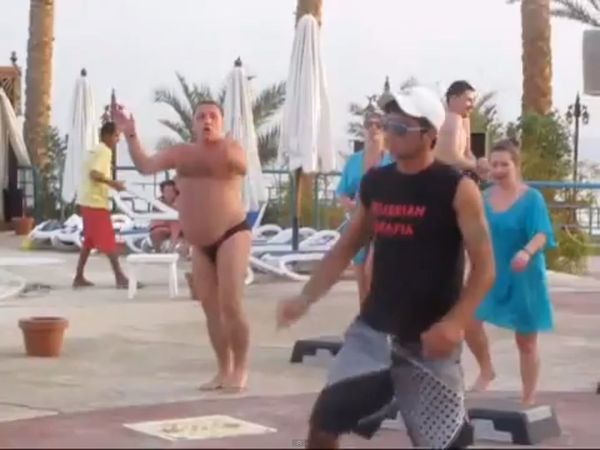 Ten facet wymiata! Ma brzuszek i grację baletnicy [VIDE