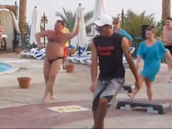 Ten facet wymiata! Ma brzuszek i grację baletnicy [VIDE