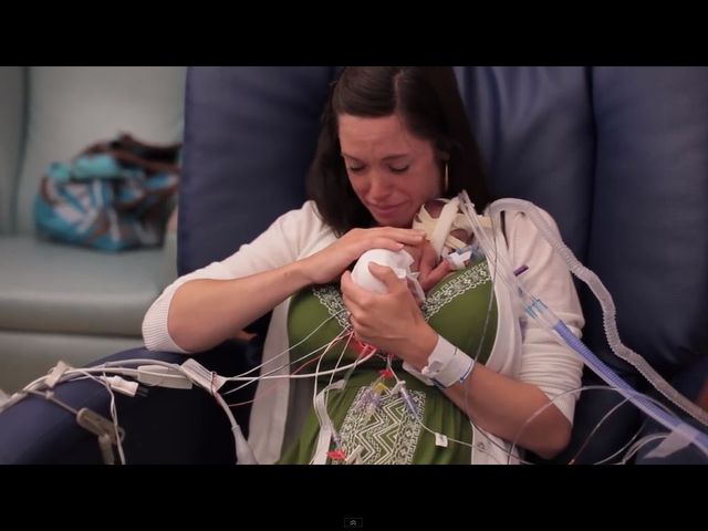 Wzruszająca historia wcześniaka podbija internet [VIDEO]