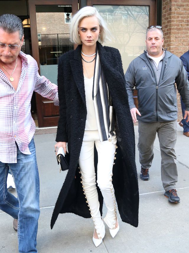 Jeden DETAL na tym zdjęciu sugeruje, że Cara Delevinge ma PROBLEMY  ze zdrowiem