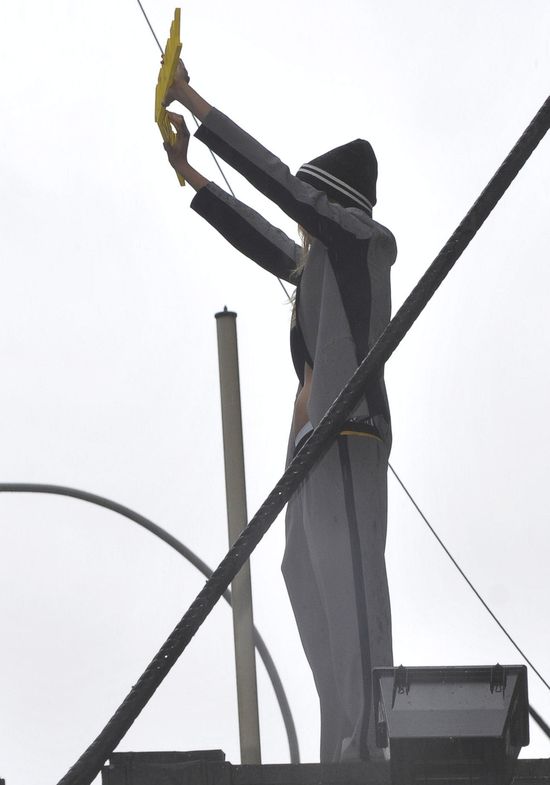 Cara Delevingne zachęca czy zniechęca do kupna ubrań? (FOTO)