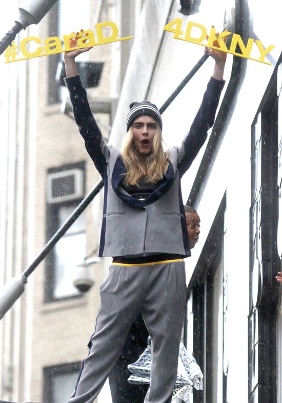 Cara Delevingne zachęca czy zniechęca do kupna ubrań? (FOTO)