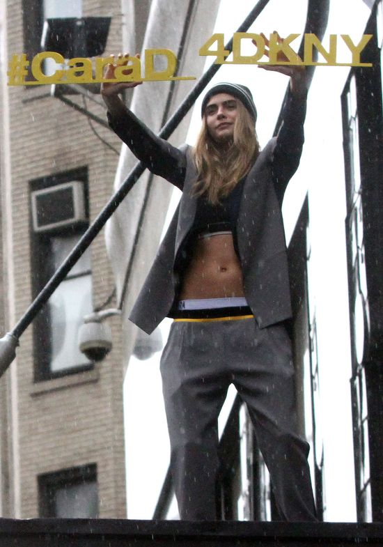 Cara Delevingne zachęca czy zniechęca do kupna ubrań? (FOTO)