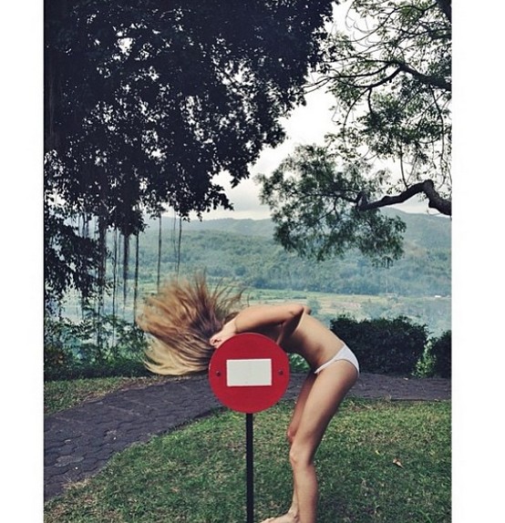 Cara Delevingne świeci sutkami (FOTO)